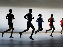 詹姆斯：我在季前赛坐板凳席上吃个水果 都被前湖人球员批评