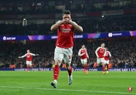 谁会不喜欢这样的队友？22岁的梅西放弃大四喜的机会让点给伊布！